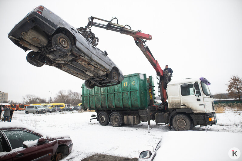 В Калининграде впервые отправили на утилизацию брошенные на улице машины (фото, видео) - Новости Калининграда | Фото: Александр Подгорчук / «Клопс»