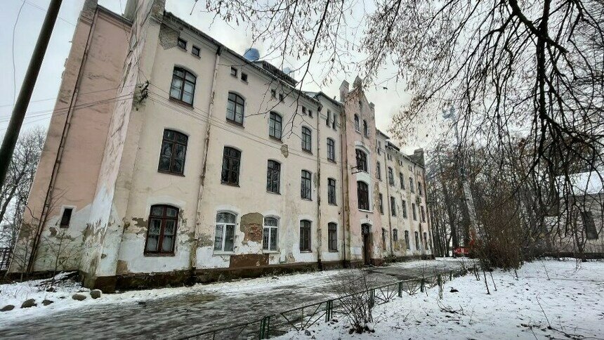 На территории старинного здания напротив Вальдау снова пожар - Новости Калининграда | Фото: Артём Голобородько / «Клопс»