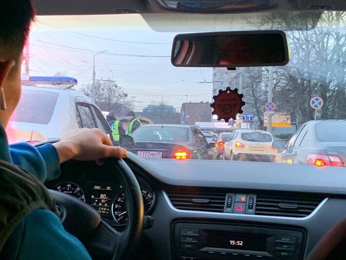 Около ТЦ «Акрополь» столкнулись такси и легковушка, образовалась пробка (фото) - Новости Калининграда | Фото: очевидцы