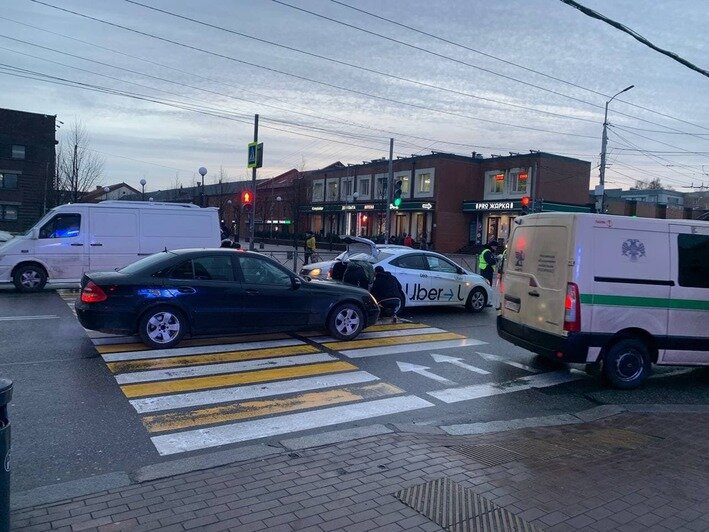 Около ТЦ «Акрополь» столкнулись такси и легковушка, образовалась пробка (фото) - Новости Калининграда | Фото: очевидцы