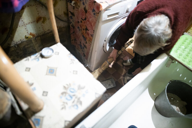 В Нестерове 75-летняя вдова носит на третий этаж по 2,5 тонны угля за зиму и ждёт, когда проведут газ  - Новости Калининграда | Фото: Александр Подгорчук / «Клопс»
