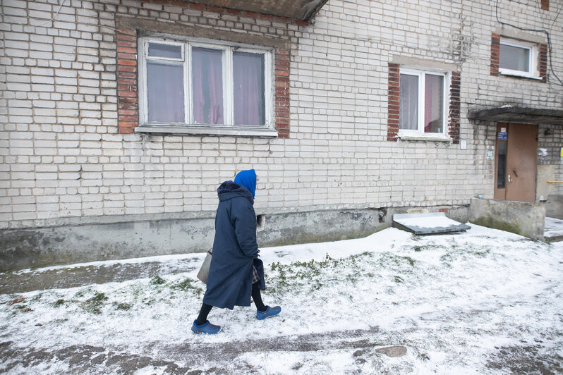 В Нестерове 75-летняя вдова носит на третий этаж по 2,5 тонны угля за зиму и ждёт, когда проведут газ  - Новости Калининграда | Фото: Александр Подгорчук / «Клопс»
