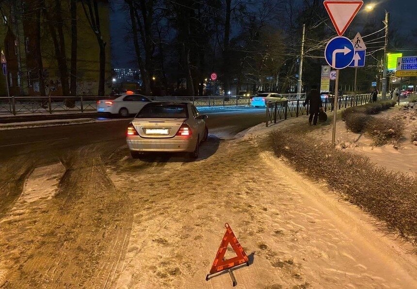 В Калининграде машина при выезде с АЗС сбила пешехода  - Новости Калининграда | Фото: ГИБДД региона