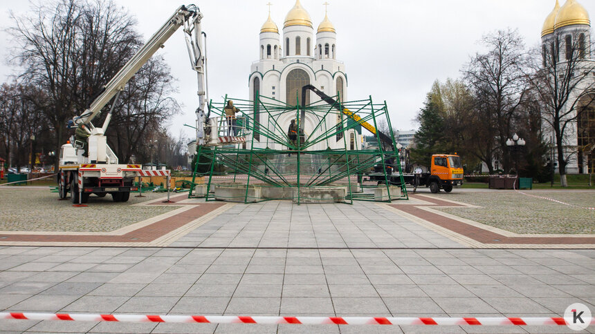 Дятлова запретила выходить большой технике на уборку площади, чтобы не продавливать плитку - Новости Калининграда | Фото: Александр Подгорчук / Архив «Клопс»