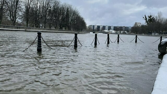 «Могут возникнуть гидрологические проблемы»: Вильфанд — о подъёме воды в Калининграде из-за шторма