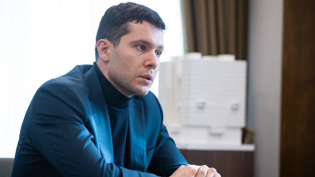 Наличные деньги, запасы еды и доставка грузов: Алиханов ответил на вопросы жителей (видео)