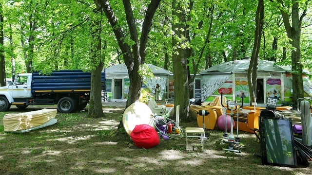 Тренажёры на траве и люди в форме: в Центральном парке разбирают помещение фитнес-клуба (фото, видео)