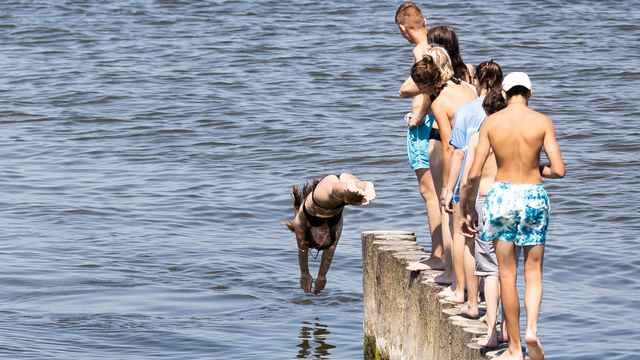 Трихолог рассказала, почему даже слабосолёная вода в Балтийском море вредит волосам