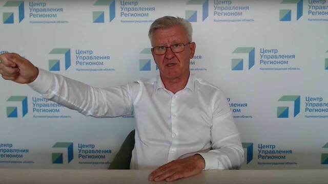 «Видите, у меня волшебная палочка?»: Блинов сделал «магический» жест, рассказывая в прямом эфире о капремонте