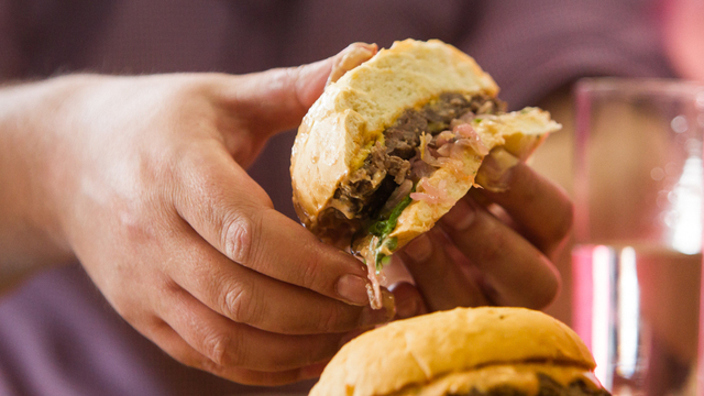 Как справиться и что не навредит: калининградский нутрициолог ответила на 4 вопроса о заедании стресса