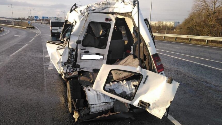 На окружной Калининграда легковушка снесла половину микроавтобуса, пострадала женщина-водитель - Новости Калининграда | Фото: пресс-служба регионального УМВД