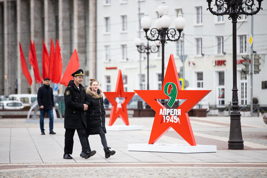 Фото дня: центр Калининграда украсили к 9 Апреля   - Новости Калининграда | Фото: Александр Подгорчук / «Клопс»