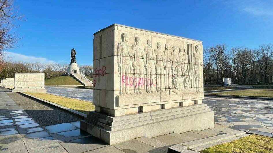 Вандалы осквернили в Берлине советский памятник воину-освободителю (фото) - Новости Калининграда | Фото: Посольство России в ФРГ