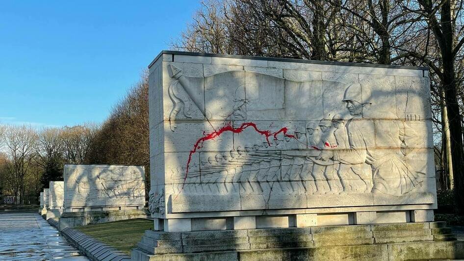 Вандалы осквернили в Берлине советский памятник воину-освободителю (фото) - Новости Калининграда | Фото: Посольство России в ФРГ