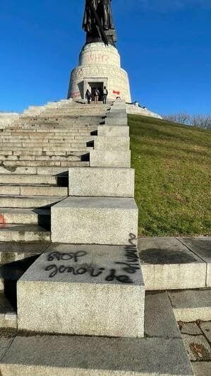 Вандалы осквернили в Берлине советский памятник воину-освободителю (фото) - Новости Калининграда | Фото: Посольство России в ФРГ