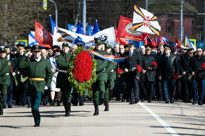 Оркестр и марш: в Калининграде к мемориалу «1200 гвардейцев» возложили цветы (фоторепортаж) - Новости Калининграда | Фото: Александр Подгорчук / «Клопс»