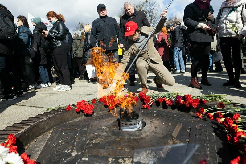 Оркестр и марш: в Калининграде к мемориалу «1200 гвардейцев» возложили цветы (фоторепортаж) - Новости Калининграда | Фото: Александр Подгорчук / «Клопс»