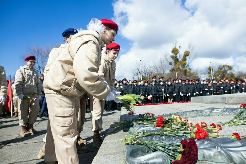 Оркестр и марш: в Калининграде к мемориалу «1200 гвардейцев» возложили цветы (фоторепортаж) - Новости Калининграда | Фото: Александр Подгорчук / «Клопс»