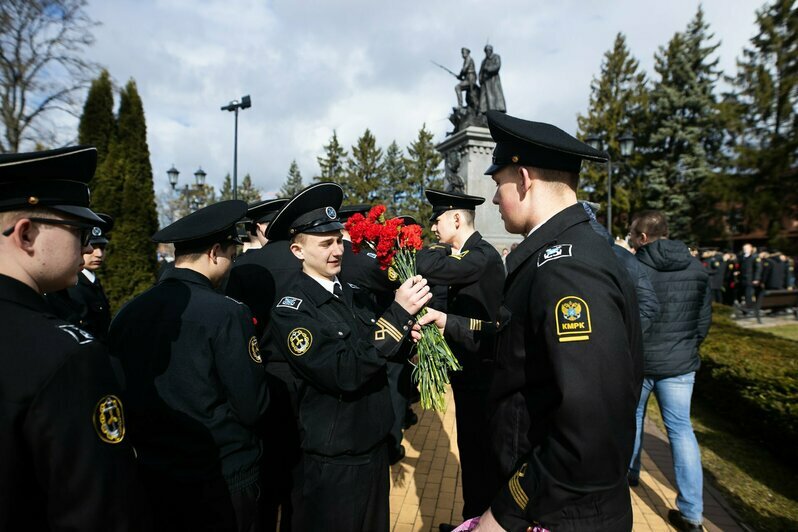 Оркестр и марш: в Калининграде к мемориалу «1200 гвардейцев» возложили цветы (фоторепортаж) - Новости Калининграда | Фото: Александр Подгорчук / «Клопс»