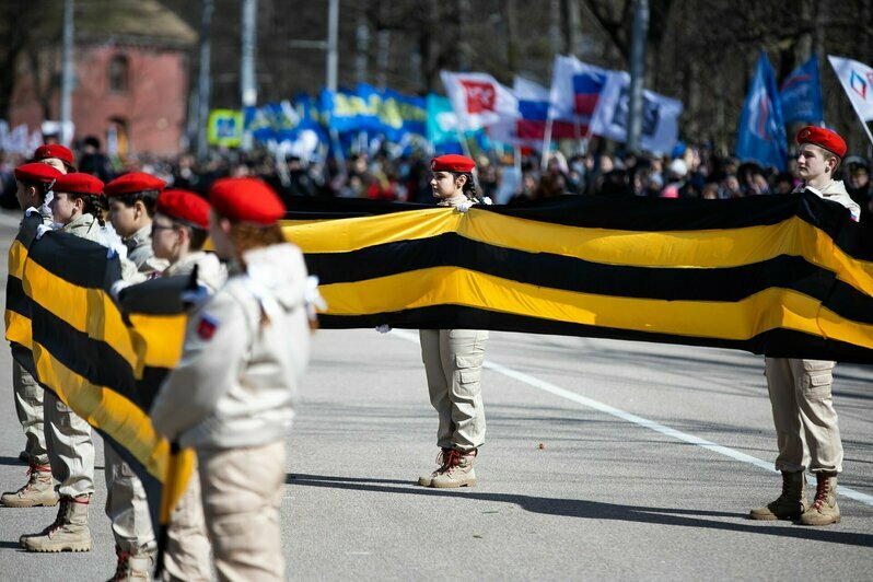 Оркестр и марш: в Калининграде к мемориалу «1200 гвардейцев» возложили цветы (фоторепортаж) - Новости Калининграда | Фото: Александр Подгорчук / «Клопс»