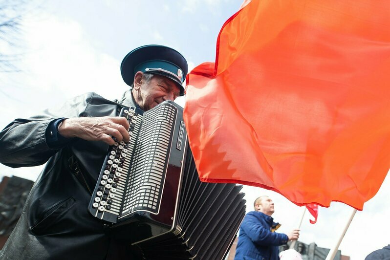 Оркестр и марш: в Калининграде к мемориалу «1200 гвардейцев» возложили цветы (фоторепортаж) - Новости Калининграда | Фото: Александр Подгорчук / «Клопс»