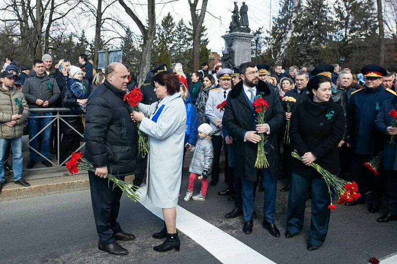 Оркестр и марш: в Калининграде к мемориалу «1200 гвардейцев» возложили цветы (фоторепортаж) - Новости Калининграда | Фото: Александр Подгорчук / «Клопс»