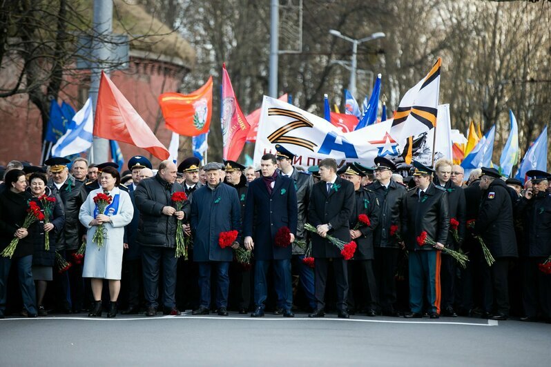 Оркестр и марш: в Калининграде к мемориалу «1200 гвардейцев» возложили цветы (фоторепортаж) - Новости Калининграда | Фото: Александр Подгорчук / «Клопс»