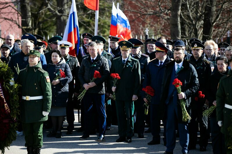 Оркестр и марш: в Калининграде к мемориалу «1200 гвардейцев» возложили цветы (фоторепортаж) - Новости Калининграда | Фото: Александр Подгорчук / «Клопс»