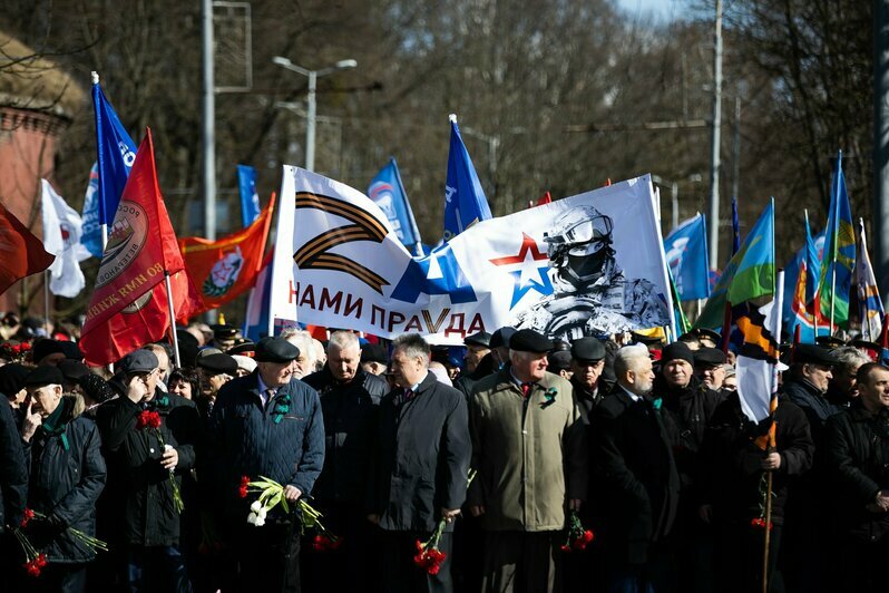 Оркестр и марш: в Калининграде к мемориалу «1200 гвардейцев» возложили цветы (фоторепортаж) - Новости Калининграда | Фото: Александр Подгорчук / «Клопс»