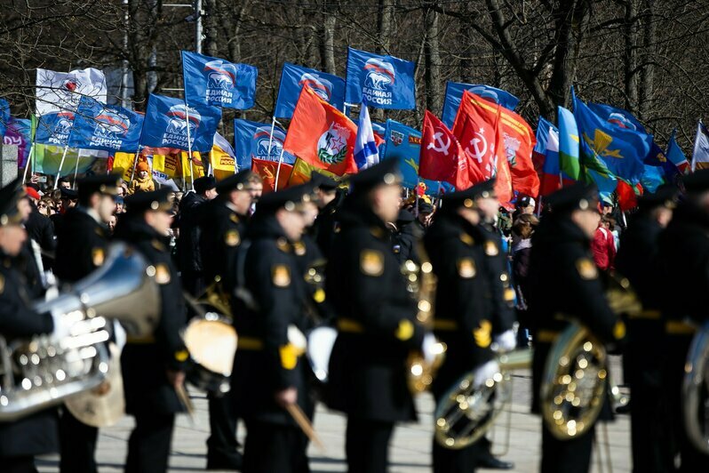 Оркестр и марш: в Калининграде к мемориалу «1200 гвардейцев» возложили цветы (фоторепортаж) - Новости Калининграда | Фото: Александр Подгорчук / «Клопс»