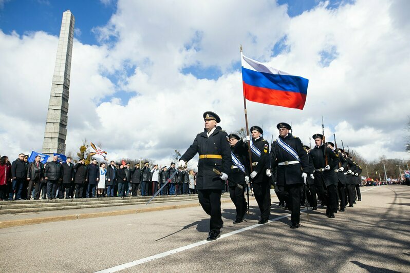 Оркестр и марш: в Калининграде к мемориалу «1200 гвардейцев» возложили цветы (фоторепортаж) - Новости Калининграда | Фото: Александр Подгорчук / «Клопс»