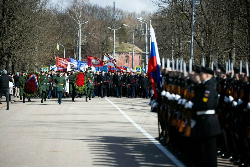 Оркестр и марш: в Калининграде к мемориалу «1200 гвардейцев» возложили цветы (фоторепортаж) - Новости Калининграда | Фото: Александр Подгорчук / «Клопс»