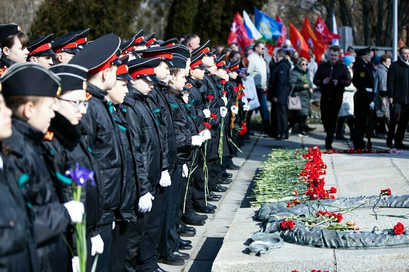 Оркестр и марш: в Калининграде к мемориалу «1200 гвардейцев» возложили цветы (фоторепортаж) - Новости Калининграда | Фото: Александр Подгорчук / «Клопс»