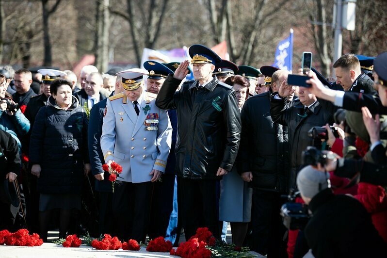 Оркестр и марш: в Калининграде к мемориалу «1200 гвардейцев» возложили цветы (фоторепортаж) - Новости Калининграда | Фото: Александр Подгорчук / «Клопс»