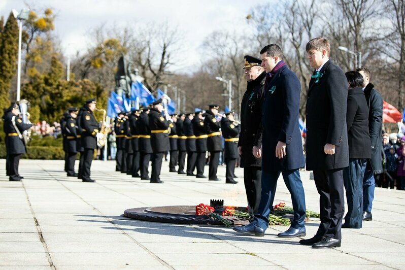 Оркестр и марш: в Калининграде к мемориалу «1200 гвардейцев» возложили цветы (фоторепортаж) - Новости Калининграда | Фото: Александр Подгорчук / «Клопс»