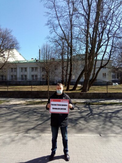 Калининградские коммунисты встали с плакатами у польского консульства накануне высылки дипломатов (фото, видео) - Новости Калининграда | Фото: очевидец