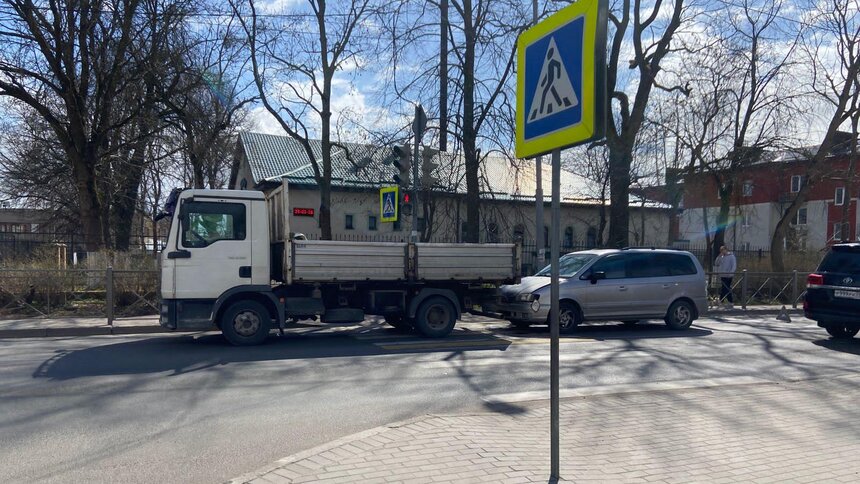 Не заметила, как грузовик остановился: на Суворова Hyundai въехал в фуру - Новости Калининграда | Фото: пресс-служба регионального УМВД