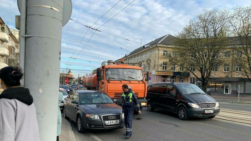 В Калининграде вечером в понедельник Правая набережная и Портовая встали в пробке - Новости Калининграда | Фото: «Клопс»