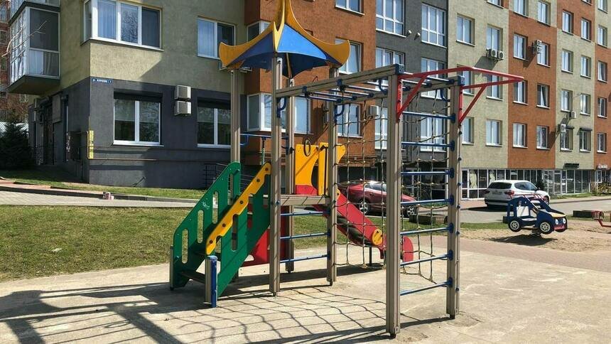 Третьеклассник получил травму головы, упав с горки на бетон | Фото: Евгения