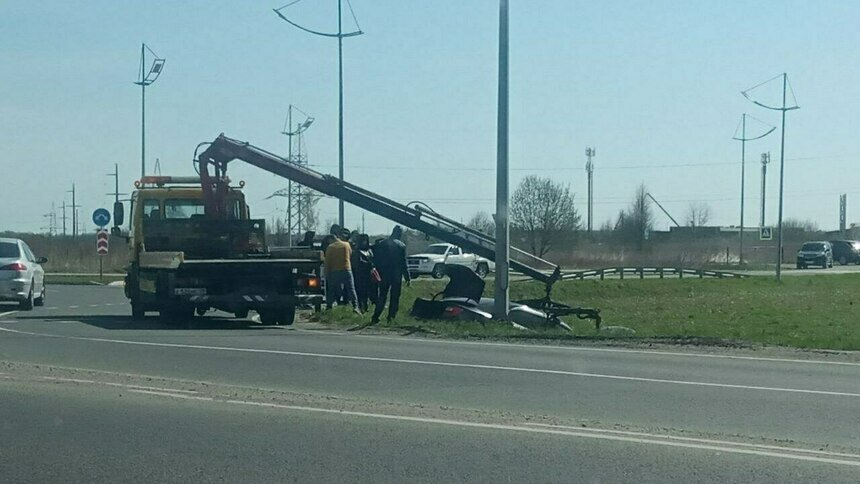 Машину вытаскивают при помощи эвакуатора  | Фото: очевидец