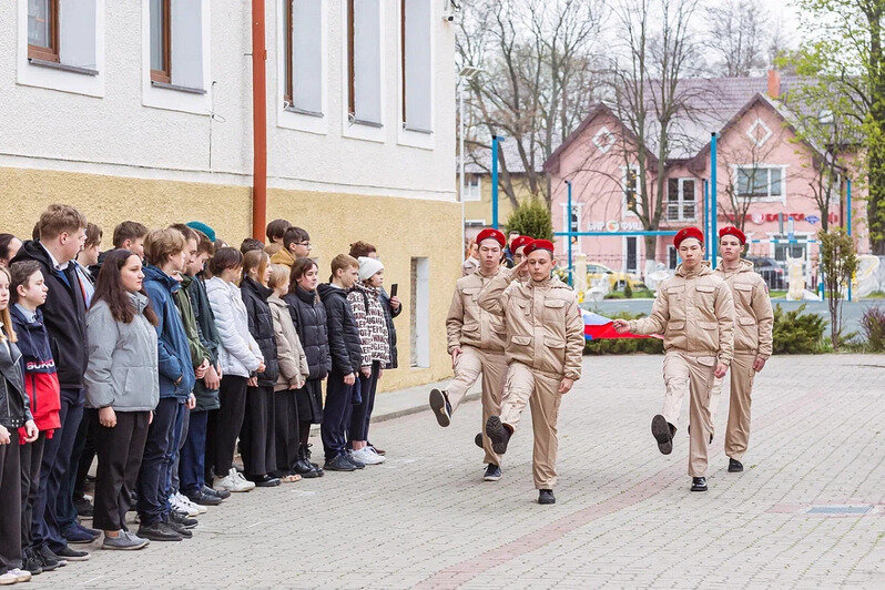 В нескольких калининградских школах по понедельникам начали поднимать флаг и петь гимн - Новости Калининграда | Фото: пресс-служба правительства Калининградской области