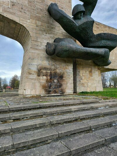 В Латвии вандалы попытались сжечь памятник на братской могиле красноармейцев - Новости Калининграда | Фото: официальный аккаунт Посольства России в Латвии / Telegram