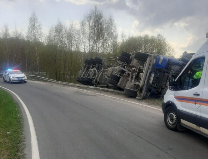 На Большой окружной перевернулась фура, пострадал водитель (фото) - Новости Калининграда | Фото: очевидец