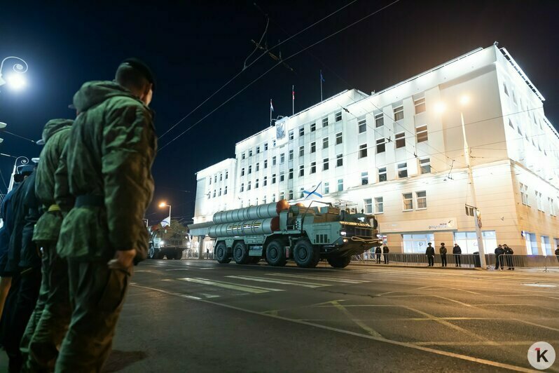 В Калининграде прошла первая ночная репетиция парада Победы (фоторепортаж) - Новости Калининграда | Фото: Александр Подгорчук / «Клопс»