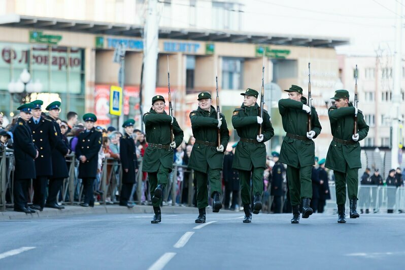 В Калининграде прошла первая ночная репетиция парада Победы (фоторепортаж) - Новости Калининграда | Фото: Александр Подгорчук / «Клопс»