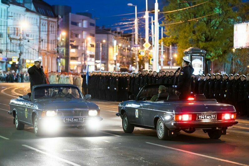 В Калининграде прошла первая ночная репетиция парада Победы (фоторепортаж) - Новости Калининграда | Фото: Александр Подгорчук / «Клопс»