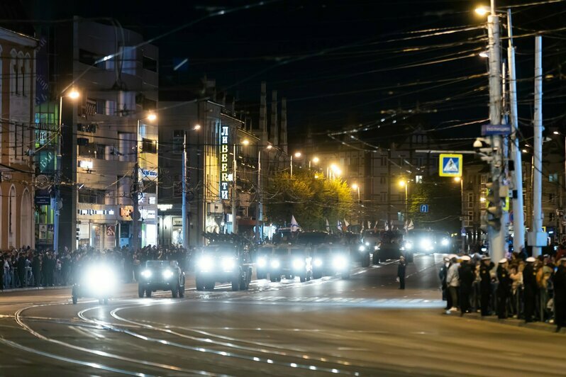 В Калининграде прошла первая ночная репетиция парада Победы (фоторепортаж) - Новости Калининграда | Фото: Александр Подгорчук / «Клопс»