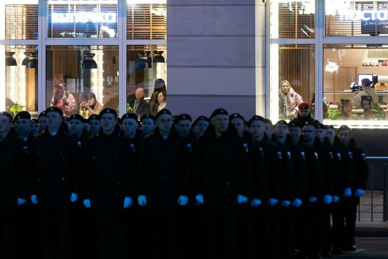 В Калининграде прошла первая ночная репетиция парада Победы (фоторепортаж) - Новости Калининграда | Фото: Александр Подгорчук / «Клопс»