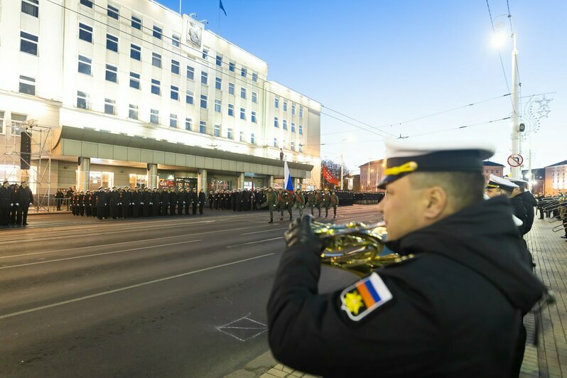 В Калининграде прошла первая ночная репетиция парада Победы (фоторепортаж) - Новости Калининграда | Фото: Александр Подгорчук / «Клопс»