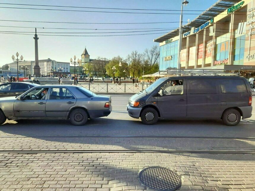 На площади Победы ослеплённый солнцем водитель микроавтобуса врезался в Mercedes - Новости Калининграда | Фото: пресс-служба УМВД России по Калининградской области